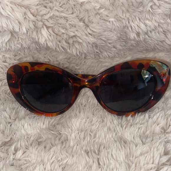FRYE AND CO. Accessories - Frye & Co. Tortoiseshell Cat-eye Sunglasses NWT